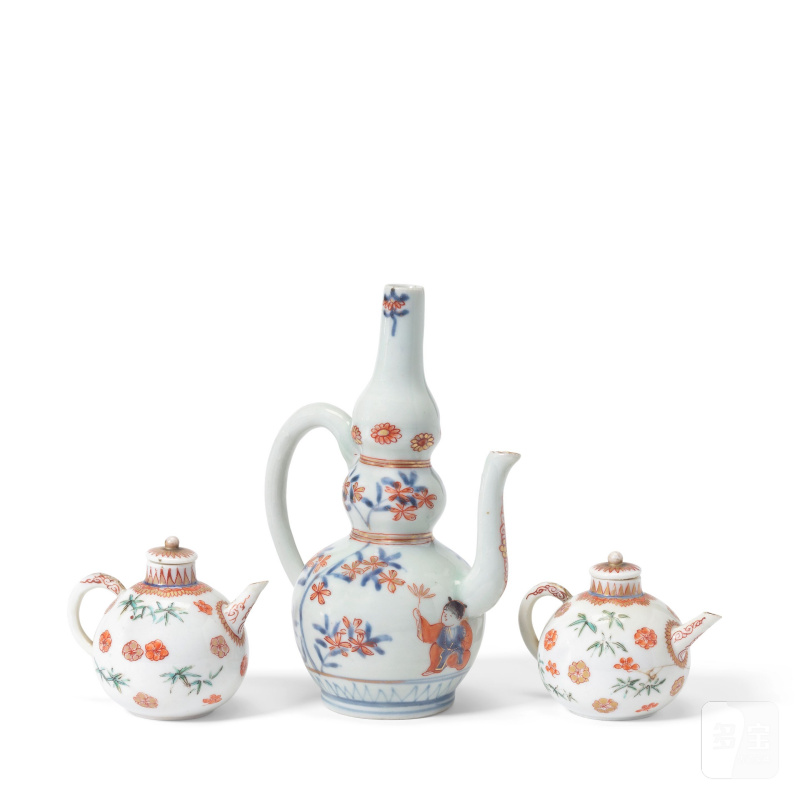 江戶時代 十七/十八世紀 伊萬里執壺及酒壺一對 | AN IMARI GOURD EWER AND A PAIR OF MINIATURE WINE POTS AND COVERS